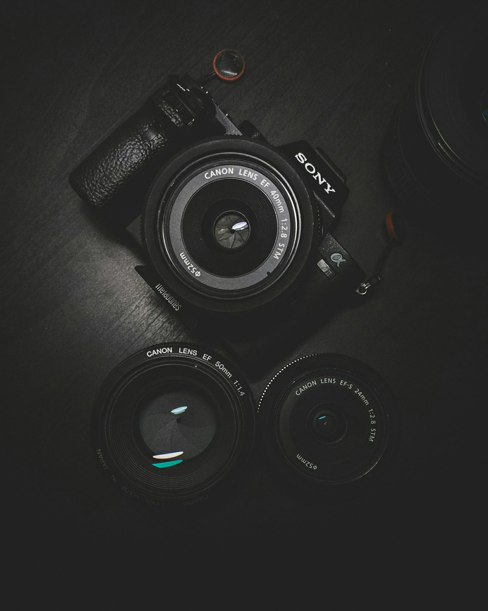 Profesjonalny aparat fotograficzny na ciemnym tle